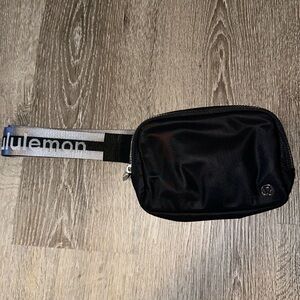 Lululemon everywhere belt bag